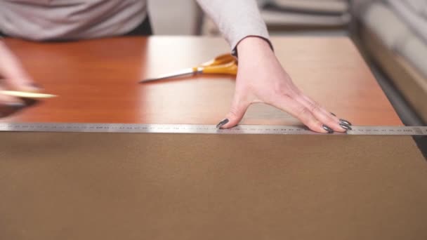 Demonstration Video Tailor Making Pattern Chalk Fabric Using Ruler — Stockvideo