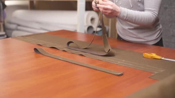Videoclip Demonstrativ Croitorului Care Pătrunde Dungile Tăiate Material — Videoclip de stoc