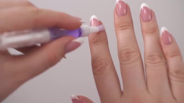 Closeup Beautiful Woman Fingers Nude Manicure Applying Cuticle Revitalizer Oil — Stok video