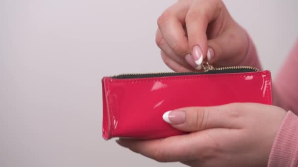 Closeup Woman Hand Holding Pink Makeup Purse Trying Open Broken — Stock Video