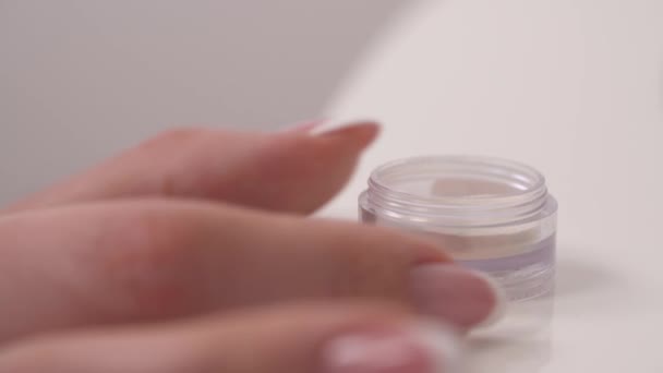 Gros Plan Main Femme Mettant Brosse Maquillage Dans Surligneur Lâche — Video