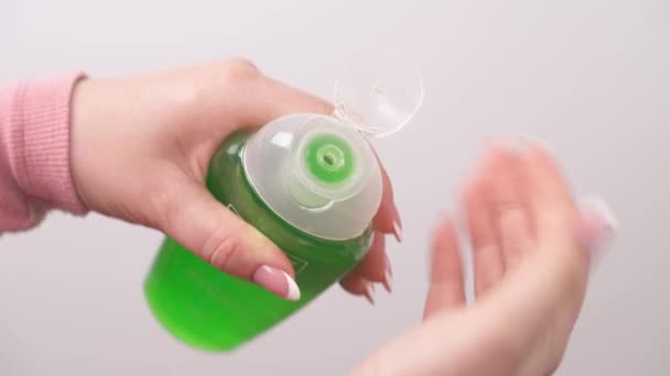 Closeup Pouring Green Liquid Shampoo Bottle Hand — Video Stock