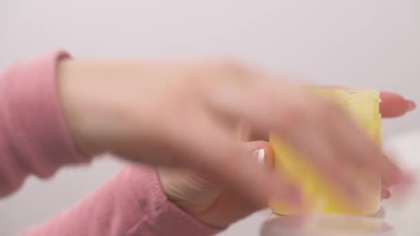 Κοντινό Πλάνο Γυναικείων Χεριών Μανικιούρ Φυσική Κίτρινη Κρέμα Ομαλές Κινήσεις — Αρχείο Βίντεο