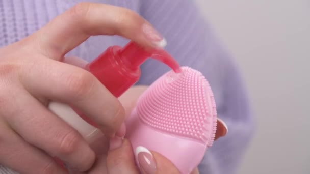 Closeup Woman Hand Pushing Dispenser Facial Cleanser Squeezed Cleaning Massage — Stockvideo