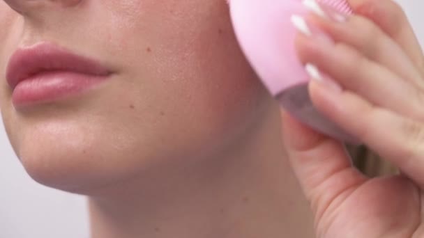 Closeup Beautiful Woman Using Cosmetological Cleaning Massage Brush Demonstration Video — Stock Video