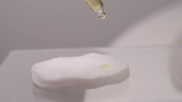 Close Video Natural Oil Drops Tonal Cream Drops Falling Cotton — Stock videók