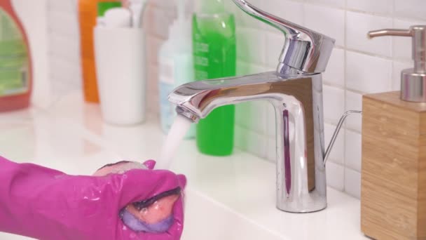Water Flows Purple Sponge Clean House Cleaning Bathroom — Stock videók