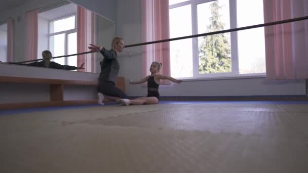 Malá Gymnastka Instruktorkou Která Tréninkovém Studiu Cvičí Strečink Natahuje Dopředu — Stock video