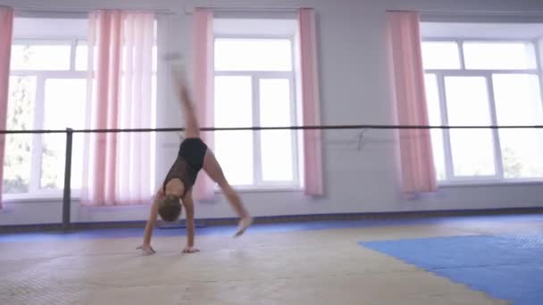 Ein Kleiner Profi Athlet Turnt Akrobatischen Kunstgriff Turnen Voltigieren Voraus — Stockvideo