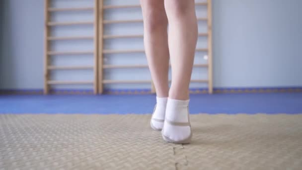 Demonstration Video Little Gymnast Pointe Shoes Walking Tiptoe Sports Mat — Stock videók
