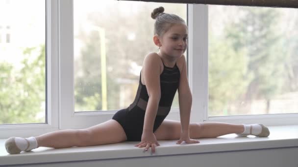 Mladý Gymnastka Provádění Strečink Cvičení Tělocvičně Studio Při Tréninku Natahování — Stock video