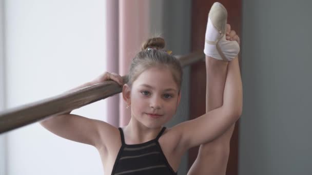 Close Demonstration Video Young Gymnast Doing Gymnastic Stretching Exercises Wall — Stock videók