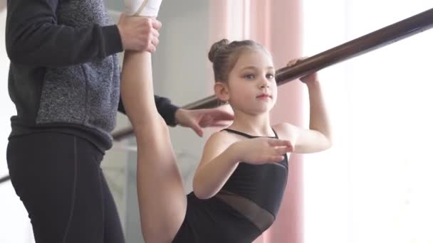 Närbild Demonstration Video Liten Gymnast Gör Gymnastiska Stretching Övningar Den — Stockvideo