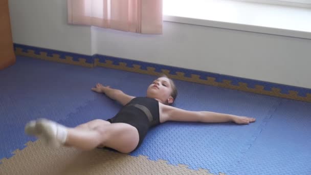 Close Young Sportive Girl Lying Sports Mat Doing Stretch Abs — Vídeo de Stock