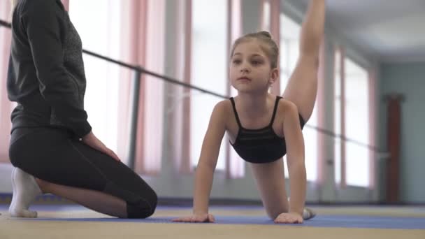 Demonstration Video Young Gymnast Doing Stretching Exercises Sports Mat Professional — ストック動画