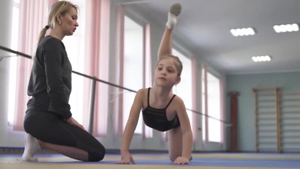 Demonstracja Wideo Uroczym Małym Profesjonalnym Gimnastykiem Wykonującym Ćwiczenia Rozciągające Matach — Wideo stockowe