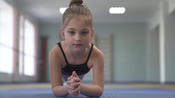 Zbliżenie Profesjonalnego Dziecka Wykonującego Ćwiczenia Fitness Lub Gimnastyczne Ćwiczenia Desce — Wideo stockowe