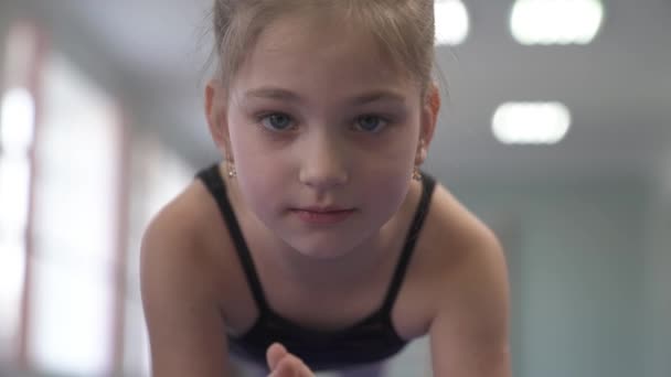 難しい体操をする専門家の子供のクローズアップ 板運動 プロスポーツルーチンのコンセプト — ストック動画