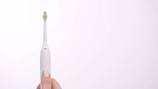 Elektrische Tandenborstel Begint Draaien Stopt Met Werken Door Een Knop — Stockvideo