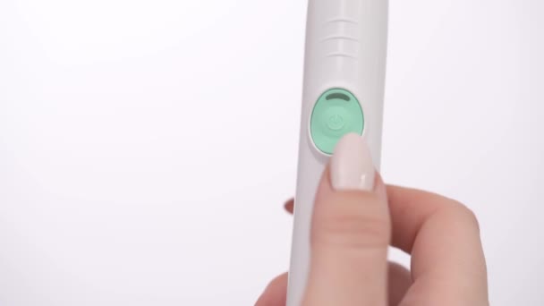 Close Woman Hand Holding Electric Tooth Brush Pressing Button — Stok video