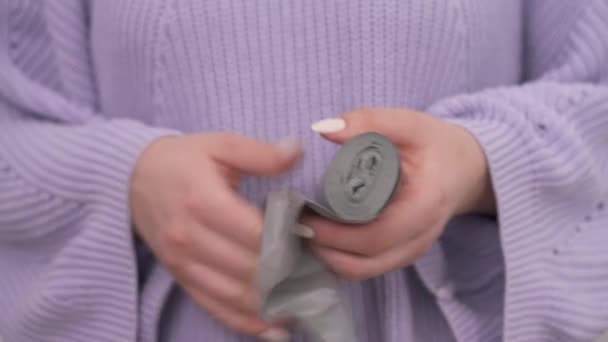 Sebuah Video Demonstrasi Close Dari Seorang Wanita Memisahkan Kantong Plastik — Stok Video