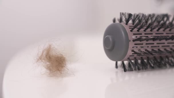 Выпадающие Волосы Падают Белую Поверхность Проблема Выпадением Волос Женское Здоровье — стоковое видео