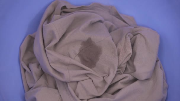 Vlekken Vlek Verwijderen Van Bruin Shirt Met Spray — Stockvideo