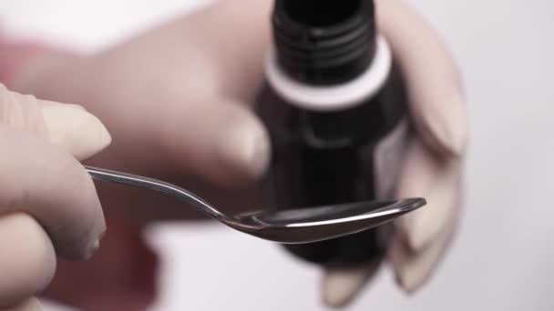 Sciroppo Tosse Versato Mano Bottiglia Cucchiaio Sanità Persone Medicina Concetto — Video Stock