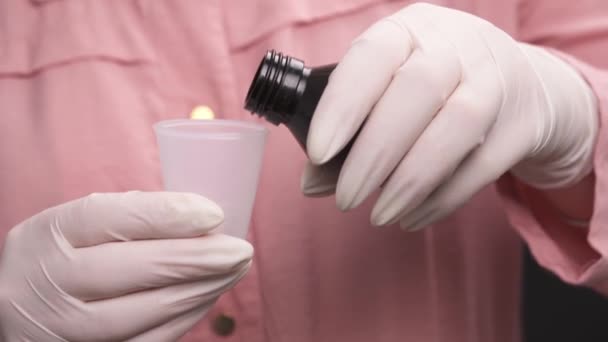 Eine Nahaufnahme Weiblicher Hände Medizinischen Latex Handschuhen Die Hustensaft Aus — Stockvideo