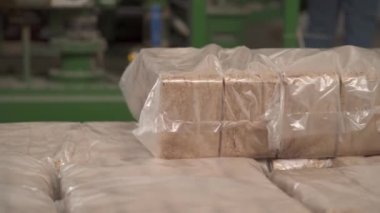 Yakın çekim paketlenmiş sıkıştırılmış talaş tozu yakmak için. Biyokütle yakıtı.
