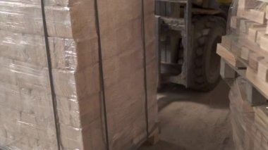 Talaş briketlerinin forkliftle taşındığı bir gösteri videosu.