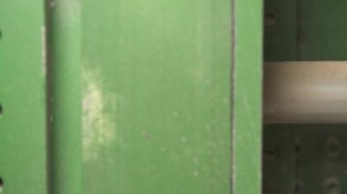 Çalışan hidrolik silindirlere yakın çekim. İnşaat ekipmanları için ana güç ve sürücü unsuru.