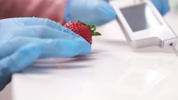 Tekad Nitrat Dalam Strawberry Oleh Penguji Melebihi Batas Nitrat — Stok Video