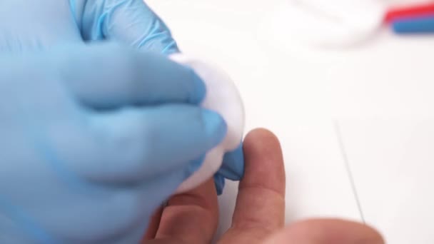 実験室での血液検査の準備の終わりのデモンストレーションビデオ — ストック動画