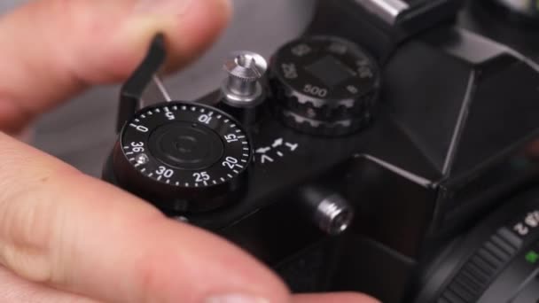 Uzman Bir Fotoğrafçı Eski Teknoloji Tek Lens Refleks Kamerasıyla Fotoğraf — Stok video