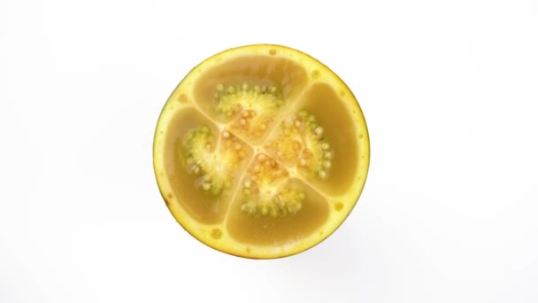 Vue Dessus Fruit Naranjilla Coupé Deux Tournant Sur Plaque Tournante — Video