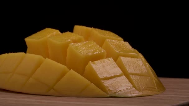 刺猬式的芒果在黑色背景上旋转的表面上食用 — 图库视频影像