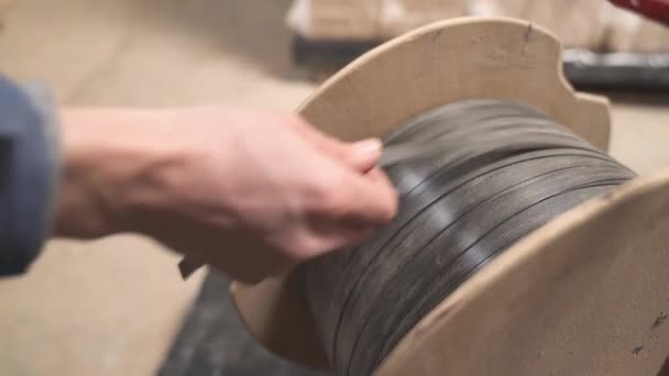 Close Trabalhador Tomando Plástico Corda Embrulho Carretel Para Embalar Briquetes — Vídeo de Stock