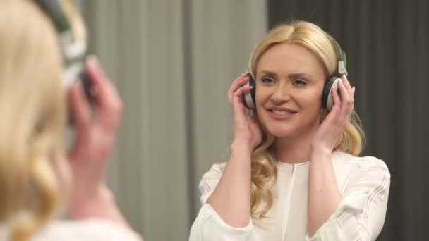 Eine Schöne Frau Mit Kopfhörern Die Ihre Lieblingsmusik Auf Dem — Stockvideo