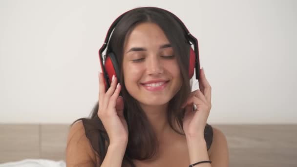 Dolne Zdjęcie Młodej Seksownej Kobiety Noszącej Słuchawki Cieszącej Się Muzyką — Wideo stockowe