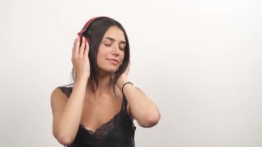 Genç ve seksi bir kadının kulaklık taktığı ve müzikten hoşlandığı son sahne..