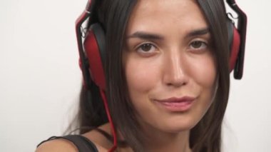 Genç ve seksi bir kadının kulaklık taktığı ve müzikten hoşlandığı son sahne..