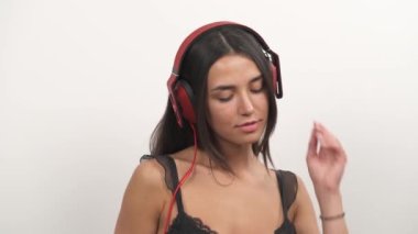 Genç ve seksi bir kadının kulaklık taktığı ve müzikten hoşlandığı son sahne..