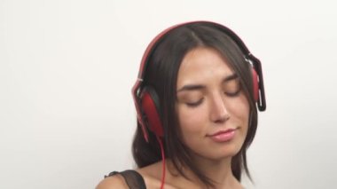 Genç ve seksi bir kadının kulaklık taktığı ve müzikten hoşlandığı son sahne..