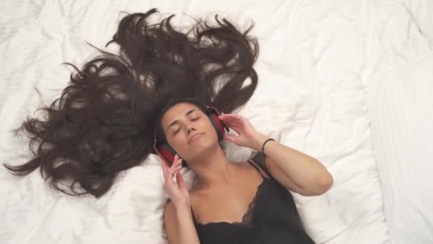 Dolne Zdjęcie Młodej Seksownej Kobiety Noszącej Słuchawki Cieszącej Się Muzyką — Wideo stockowe