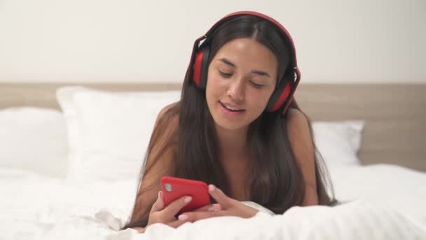 헤드폰을 음악을 즐기는 여성의 — 비디오