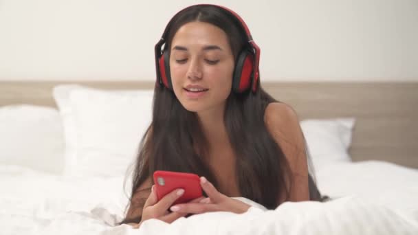 Κάτω Μέρος Του Shot Της Νεαρής Σέξι Γυναίκα Φορώντας Ακουστικά — Αρχείο Βίντεο