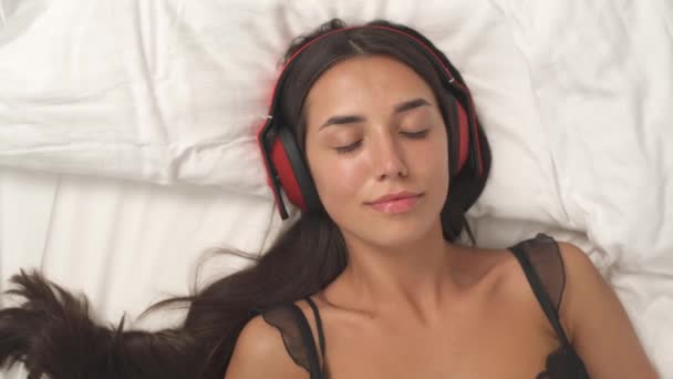 헤드폰을 음악을 즐기는 여성의 — 비디오