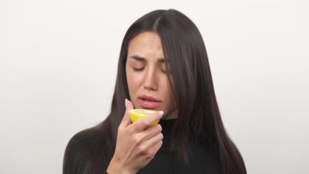 布鲁内特女人在吃酸柠檬 — 图库视频影像