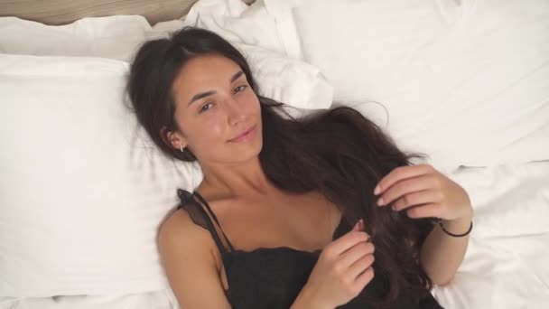 Parte Superior Inferior Tiro Joven Sexy Mujer Con Auriculares Disfruta — Vídeo de stock